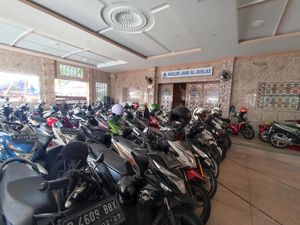 Teras Masjid di Jakbar Sempat Jadi Parkir Motor, DKM: Cari Dana Pembangunan