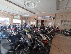 Teras Masjid di Jakbar Sempat Jadi Parkir Motor, DKM: Cari Dana Pembangunan