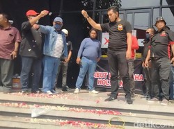 Pedemo di Surabaya Tabur Bunga 7 Rupa: Holywings Telah Wafat