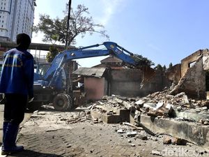 Mau Direvitalisasi, Bangunan Sisa Kebakaran Pasar Gembrong Diratakan