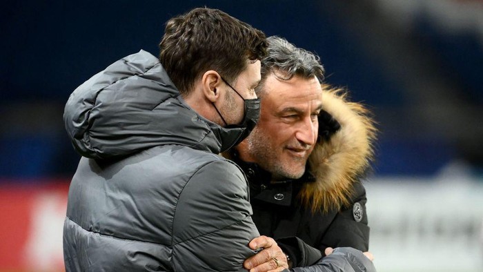 Nices French coach Christophe Galtier (R) and Paris Saint-Germains Argentinian head coach Mauricio Pochettino (L) speaks before the French Cup football match between Paris Saint-Germain (PSG) and Nice at the Parc des Princes stadium in Paris on January 31, 2022. (Photo by Franck FIFE / AFP) (Photo by FRANCK FIFE/AFP via Getty Images)