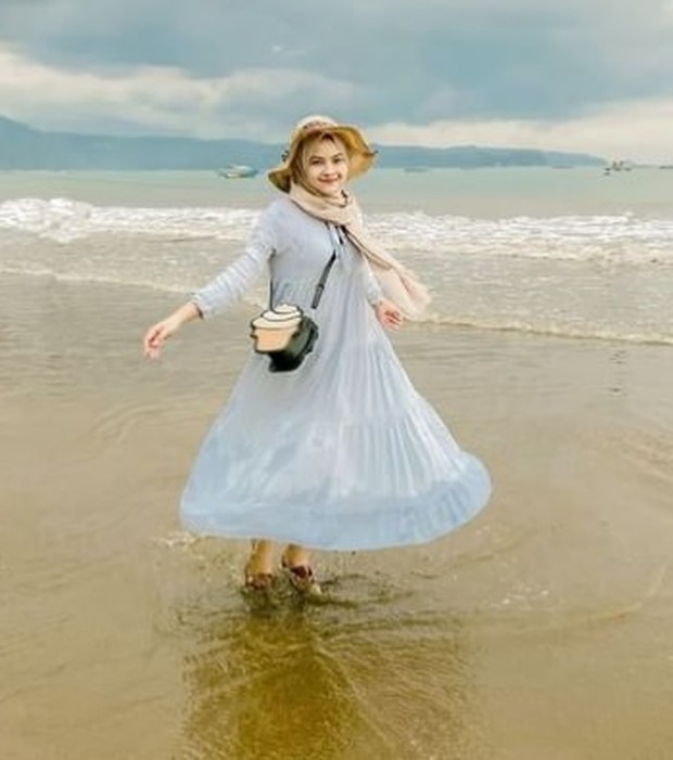 maxi dress yang super flowy cocok dikenakan untuk di pantai