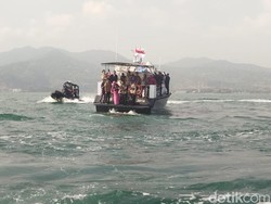 Hormati Jasa Pahlawan, Polda Banten Tabur Bunga di Laut Merak