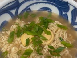 Siapa Mau? Mie Instan Sultan Rp 100 Ribu Topping Abalone Segar