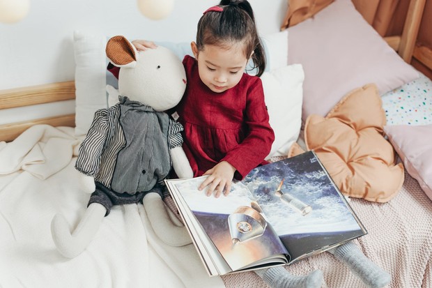 Mulai dengan Buku Bergambar/ Foto: pexels.com/cottonbro Mulai biasakan anak untuk membaca dengan buku-buku bergambar terlebih dahulu.