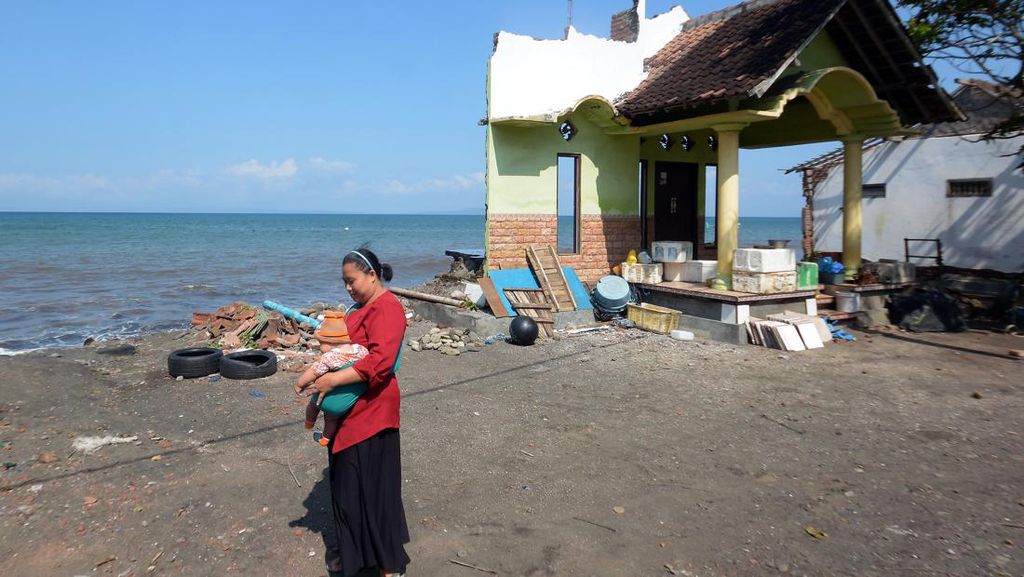 Nestapa Rumah di Pesisir Bali yang Tergerus Abrasi