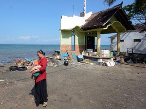 Nestapa Rumah di Pesisir Bali yang Tergerus Abrasi
