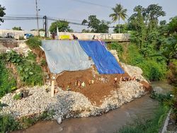 Proyek Tembok Antilongsor Cilebut Bogor yang Ambrol Kembali Dibangun