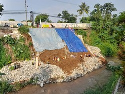 Proyek Tembok Antilongsor Cilebut Bogor yang Ambrol Kembali Dibangun