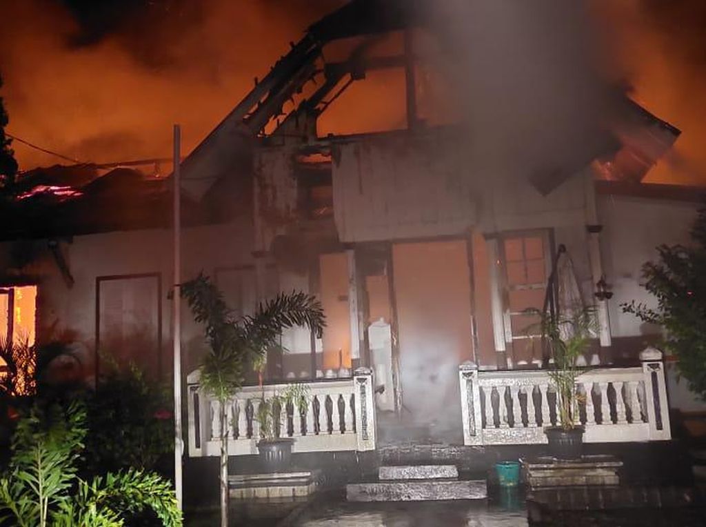 Penginapan di Sabang Terbakar, Wisatawan Diungsikan Penginapan di Sabang Terbakar, Wisatawan Diungsikan
