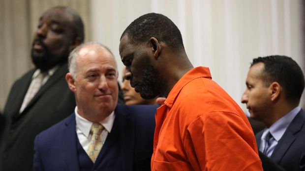 CHICAGO, IL - SEPTEMBER 17: Singer R. Kelly appears standing beside his attorney, Steven Greenberg during a hearing at the Leighton Criminal Courthouse on September 17, 2019 in Chicago, Illinois. Kelly is facing multiple sexual assault charges and is being held without bail.   Antonio Perez - Pool via Getty Images/AFP (Photo by POOL / GETTY IMAGES NORTH AMERICA / Getty Images via AFP)