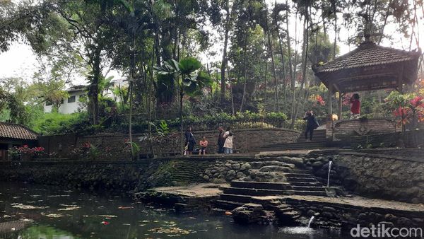 Melihat Tempat Ken Dedes Mandi di Petirtaan Watugede