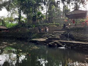 Melihat Tempat Ken Dedes Mandi di Petirtaan Watugede Melihat Tempat Ken Dedes Mandi di Petirtaan Watugede