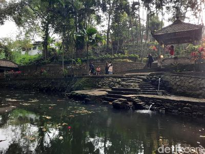 Melihat Tempat Ken Dedes Mandi di Petirtaan Watugede