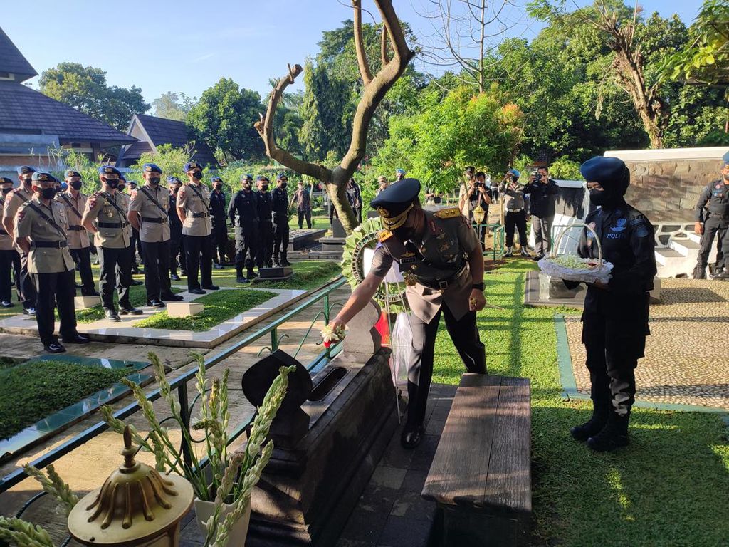 Jelang Hari Bhayangkara, Polri Ziarah ke Makam Jenderal Hoegeng