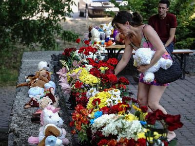 Potret Bunga-Boneka untuk Korban Serangan Rudal Rusia di Mal Ukraina