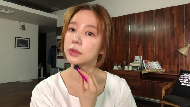 Potret Yoon Eun Hye mengaplikasikan shading make up