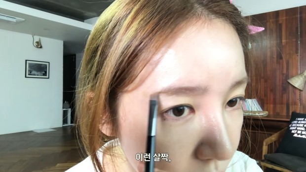 Potret Yoon Eun Hye mnggambar alis/ Foto: youtube.com/yooneunhyegracelogin Potret Yoon Eun Hye mnggambar alis