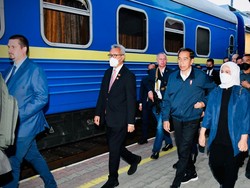 Berjaket Biru, Jokowi dan Iriana Bertolak ke Ukraina Naik Kereta