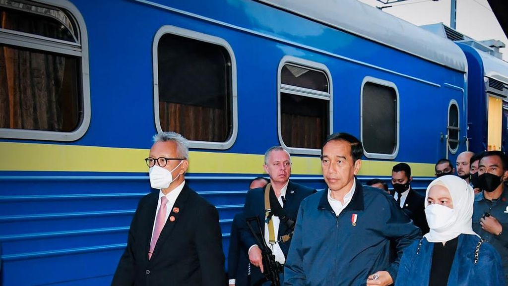 Potret Jokowi-Iriana Naik Kereta Luar Biasa Menuju Ukraina