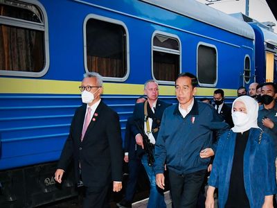 Potret Jokowi-Iriana Naik Kereta Luar Biasa Menuju Ukraina