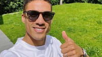 Sementara itu, para pemain bintang MU lainnya baru akan kembali secara bertahap. Saat ini, mereka masih menjalani liburan sembari berlatih mandiri. Foto: Instagram @raphaelvarane