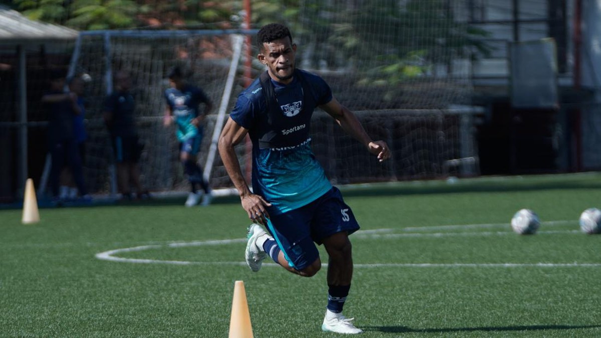 Ricky Kambuaya saat jalani latihan dengan Persib Bandung. Foto: Istimewa