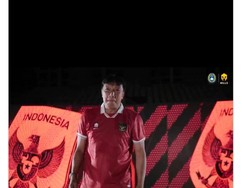 Hebring! Robby Darwis Jadi Model Jersey Baru Timnas Indonesia