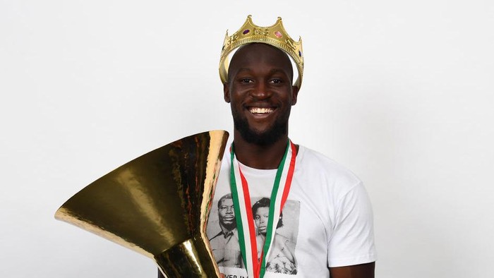 MILAN, ITALY - MAY 23: Romelu Lukaku of FC Internazionale poses with the trophy for the victory of 