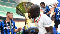 Ketika di Inter, Lukaku bisa membuat 64 gol, dengan musim terakhirnya bisa menyarangkan 30 gol. Trofi scudetto juga berhasil ia sumbangkan bagi Nerazzurri, yang membuatnya diganjar gelar Pemain Terbaik. (Foto: Inter via Getty Images/Claudio Villa - Inter)