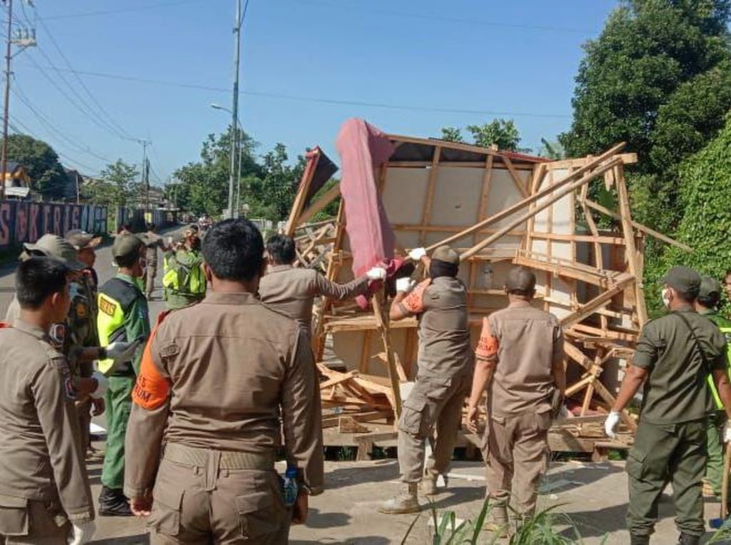 Satpol PP Depok Tertibkan 35 Bangunan Liar di Jalan Raya Cipayung