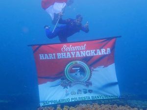 Satpolairud Banyuwangi Kibarkan Bendera Merah Putih di Selat Bali