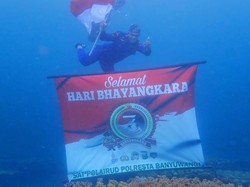Satpolairud Banyuwangi Kibarkan Bendera Merah Putih di Selat Bali