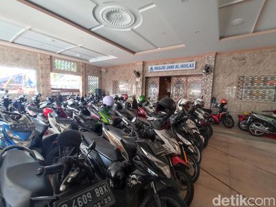 Potret Masjid di Jakbar yang Diviralkan Jadi Parkiran Motor