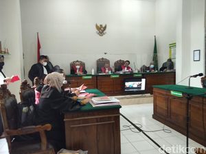 Terdakwa Penipuan Mobil Merengek Minta Keringanan Hukuman Demi Anak-Istri