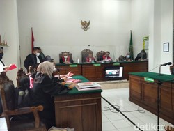 Terdakwa Penipuan Mobil Merengek Minta Keringanan Hukuman Demi Anak-Istri