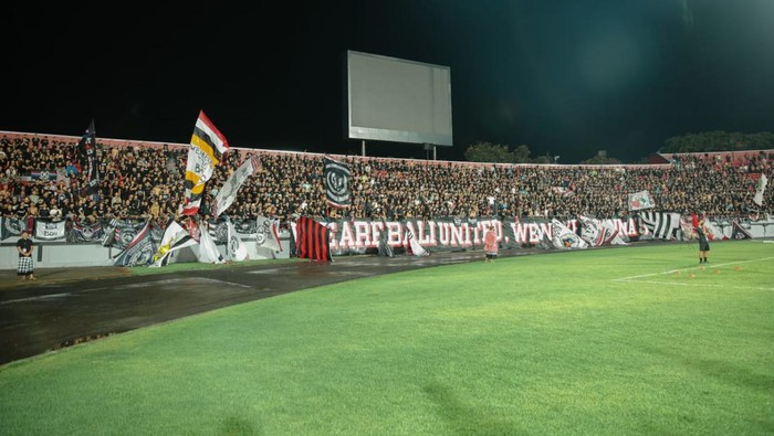 Suporter Bali United memenuhi Stadion Kapten I Wayan Dipta