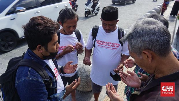 Supangat, Nur Holik, dan Masbud jalan kaki Lumajang-Jakarta demi bisa bertemu Presiden Jokowi, Rabu (29/6). CNN Indonesi