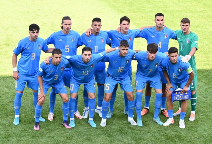 Timnas Italia Italy players pose for the team photo prior to the UEFA Under-19 European Championship semifinal football match between England and Italy at the National Training Centre stadium in Senec, Slovakia on June 28, 2022. (Photo by JOE KLAMAR / AFP) (Photo by JOE KLAMAR/AFP via Getty Images)