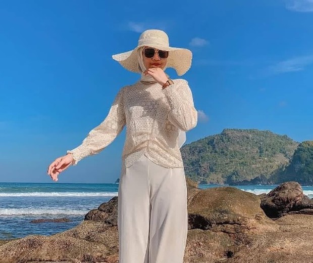 Topi pantai dan kacamata/Foto : instagram.com/ootdhijabpantai Disarankan mengenakan topi pantai dan sunglasses supaya tidak terpapar sinar matahari berlebih