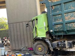 Truk Ringsek Usai Tabrak Tiang Tol di Bekasi, Sopir Alami Luka-luka