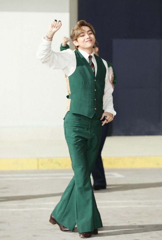 Kalangan penggemar tidak heran lagi juka Taehyung atau V BTS dijuluki manusia Gucci. Hal tersebut karena ia kerap tampil dengan outfit serba Gucci dari ujung kepala hingga kaki.