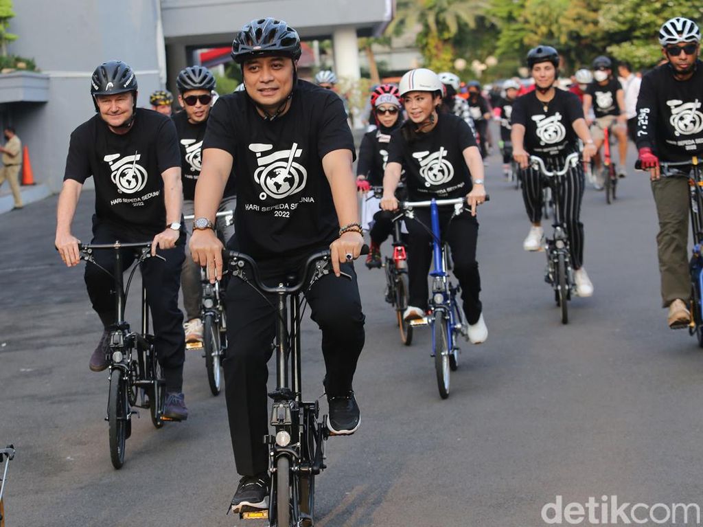 Gowes Bareng Wakil Dubes Inggris, Wali Kota Eri Ndredeg: Sepeda Larang Rek! Gowes Bareng Wakil Dubes Inggris, Wali Kota Eri Ndredeg: Sepeda Larang Rek!