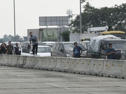 Sudah 2 Jam Lebih, Akses Tol Jatikarya Diblokir Warga Belum Dibuka