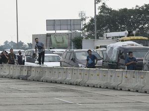 Viral Aksi Warga Buka Paksa Pintu Tol Bekasi, Loloskan Mobil-mobil Viral Aksi Warga Buka Paksa Pintu Tol Bekasi, Loloskan Mobil-mobil