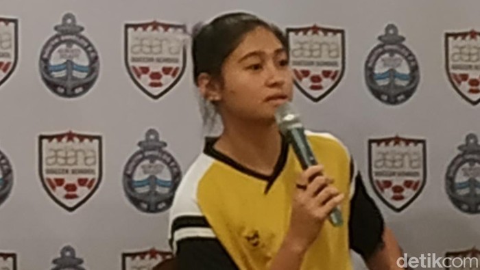 Pemain sepakbola wanita Zahra Muzdalifah siap berangkat ke klub Inggris South Shields. Di sana, pemain Timnas Putri Indonesia itu akan trial dan latihan.
