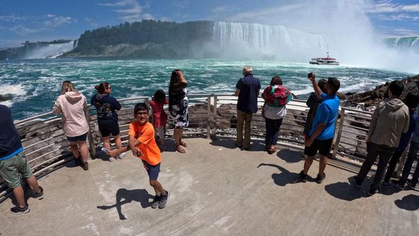 Air Terjun Niagara Banjir Wisatawan di Musim Panas