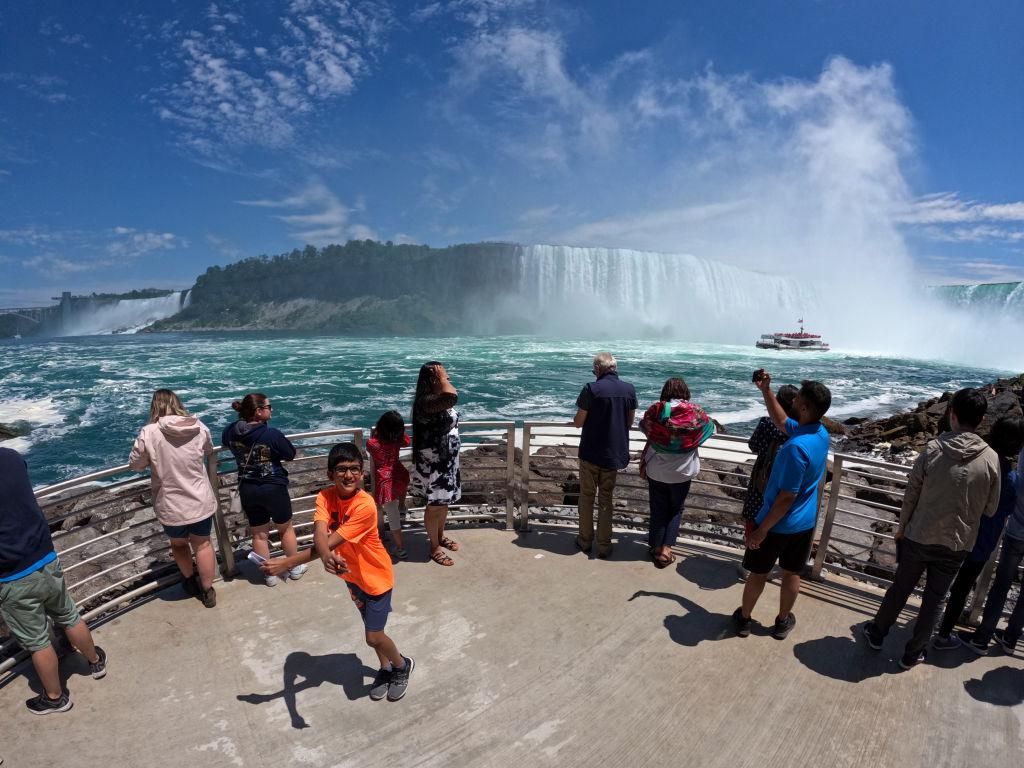 Air Terjun Niagara Banjir Wisatawan di Musim Panas