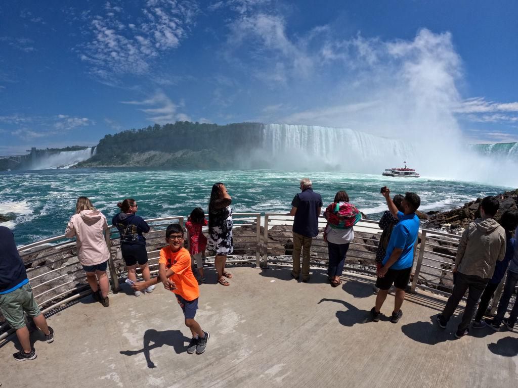 Air Terjun Niagara Banjir Wisatawan di Musim Panas Air Terjun Niagara Banjir Wisatawan di Musim Panas