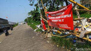 Ada Spanduk Larangan, Warga Masih Buang Sampah di Pangkalan Jati